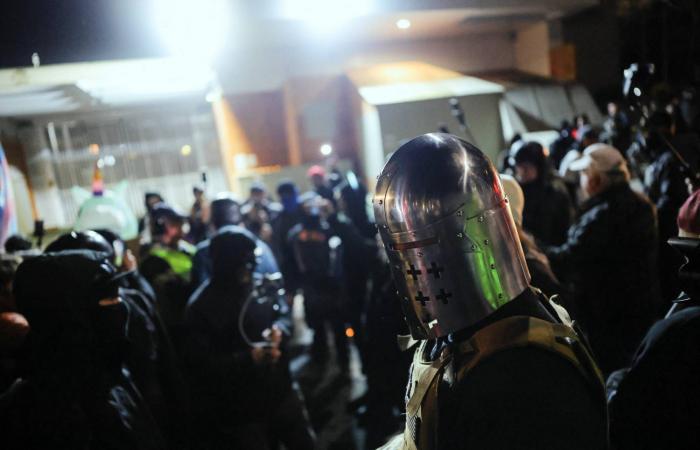 مظاهرات
      حاشدة
      في
      منيابوليس
      الأميركية
      بعد
      مقتل
      امرأة