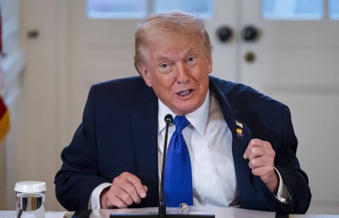 ترمب
      يقول
      إنه
      والجيش
      الأميركي
      يدرسان
      «خيارات
      قوية»
      بشأن
      إيران 