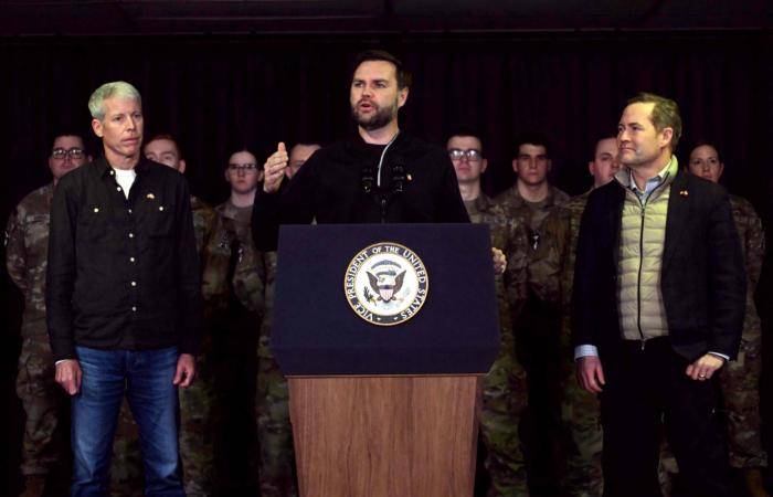 ترمب
      يقول
      إنه
      والجيش
      الأميركي
      يدرسان
      «خيارات
      قوية»
      بشأن
      إيران 