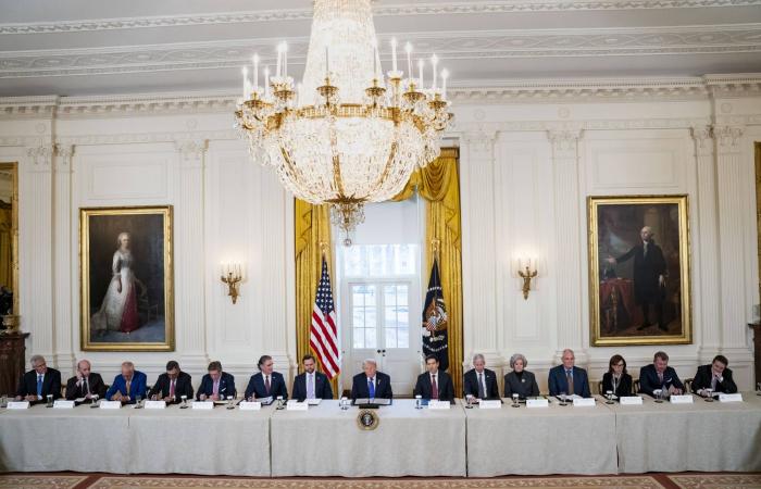 حمى
      «تجارة
      دونرو»...
      صناديق
      التحوط
      تهرع
      لاقتناص
      كنوز
      فنزويلا
      الضائعة