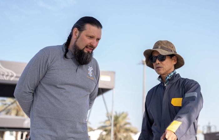 فنانو
      «طويق
      للنحت»
      يشكّلون
      أعمالهم
      في
      قلب
      الرياض