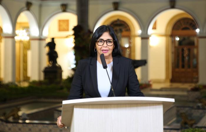 الرئيسة
      الفنزويلية
      بالوكالة
      تعيّن
      حارساً
      سابقاً
      لمادورو
      وزيراً
      في
      حكومتها