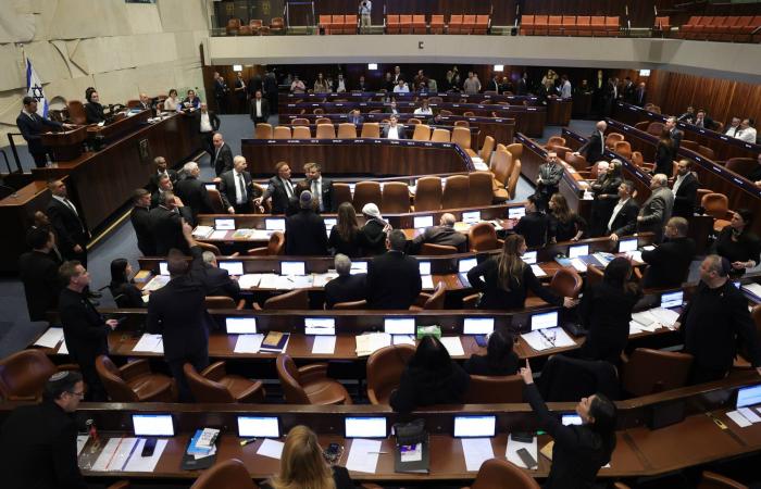 البرلمان
      الأوروبي
      يحظر
      على
      الدبلوماسيين
      أو
      المسؤولين
      الإيرانيين
      دخول
      مقاره