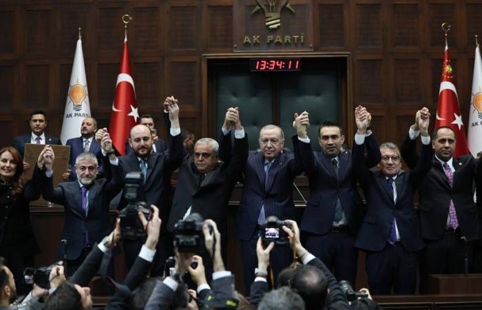 تركيا:
      معركة
      «شد
      وجذب»
      بين
      الحزب
      الحاكم
      وخصومه
      حول
      الدستور
      الجديد