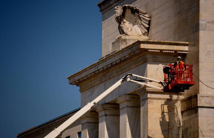 زلزال
      في
      واشنطن...
      تحقيقات
      جنائية
      تستهدف
      رئيس
      «الاحتياطي
      الفيدرالي»