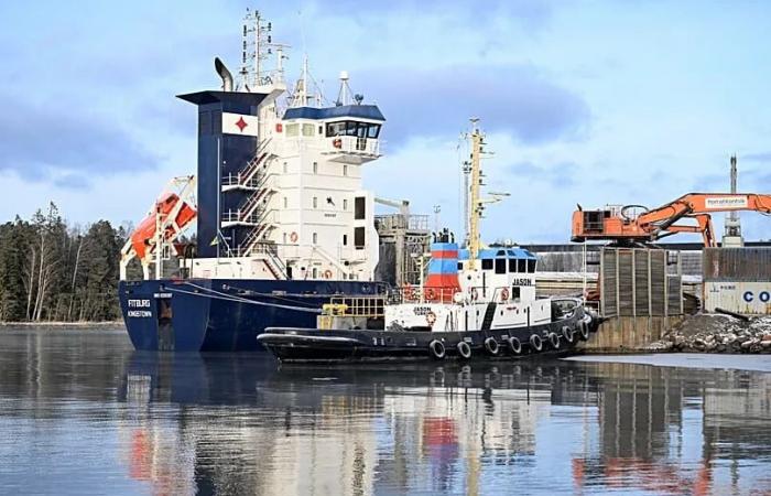 Cargo
      vessel
      suspected
      of
      damaging
      undersea
      cable
      allowed
      to
      leave
      Finland
