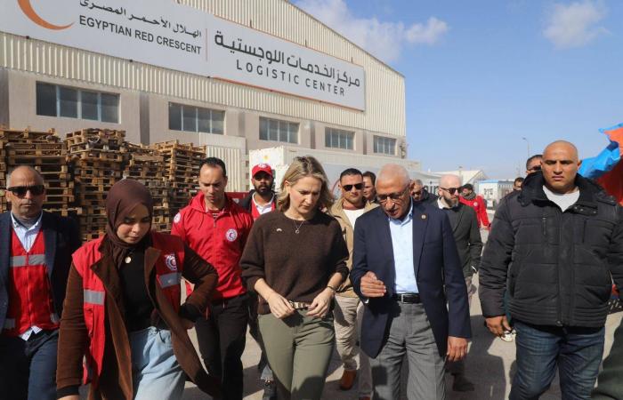 وزيرة
      خارجية
      آيرلندا
      تزور
      معبر
      رفح...
      ومصر
      تصر
      على
      فتح
      الاتجاهين