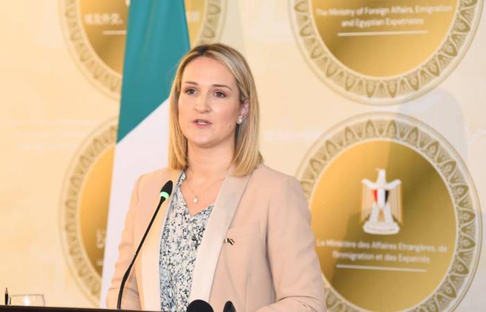 وزيرة
      خارجية
      آيرلندا
      تزور
      معبر
      رفح...
      ومصر
      تصر
      على
      فتح
      الاتجاهين