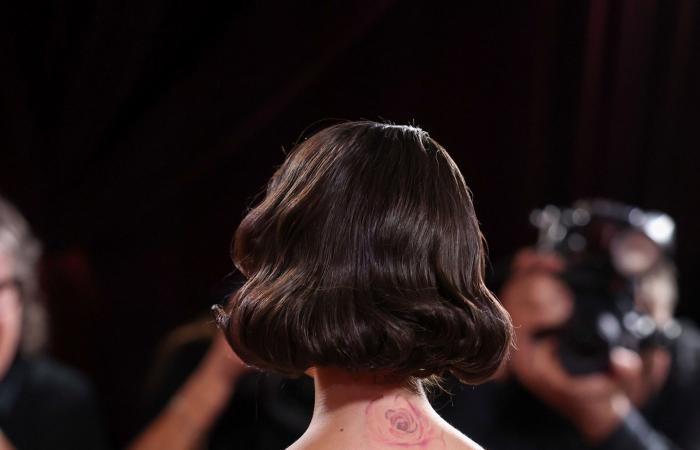 استغرق تنفيذه أكثر من 320 ساعة.. فستان سيلينا غوميز يخطف الأنظار في حفل "غولدن غلوب"