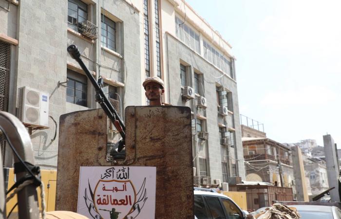 الرئاسة
      اليمنية
      تلوّح
      بإجراءات
      ضد
      البحسني
      لحماية
      القرار
      السيادي