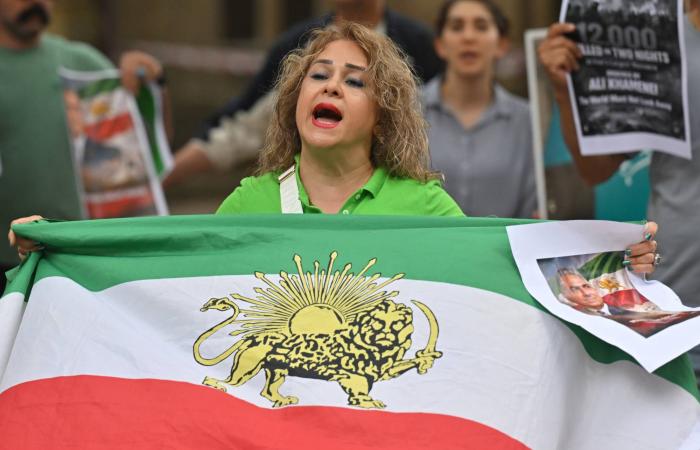 سقوط
      «آينده»...
      كيف
      فجَّرت
      إمبراطورية
      الظل
      المالية
      بركان
      الغضب
      في
      إيران؟