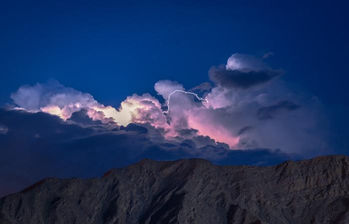 عُماني يوثق ظاهرة جوية خاطفة للأنفاس في سماء مُسندم