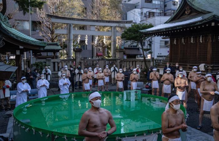 اليابان تستهل العام الجديد بطقوس تطهير بالمياه الجليدية