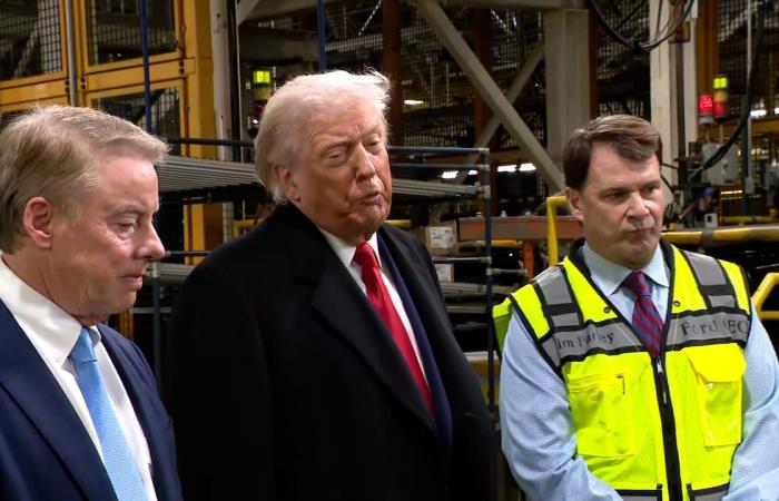 ترامب يقوم بـ"إشارة بذيئة" لشخص خلال جولة بمصنع فورد.. كيف علق البيت الأبيض؟