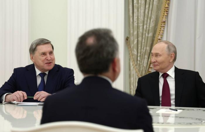 الحكومة
      الفرنسية
      تنجو
      من
      اقتراعي
      حجب
      الثقة