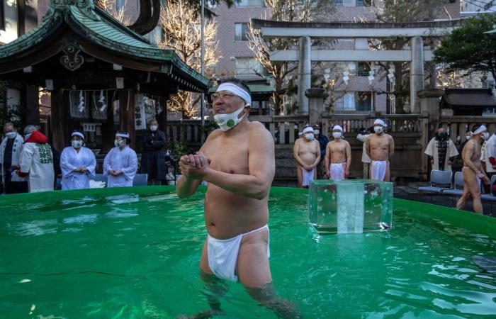 اليابان تستهل العام الجديد بطقوس تطهير بالمياه الجليدية