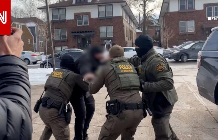 متابعة: عناصر دوريات الحدود يعتدون على متظاهر مناهض لإدارة الهجرة والجمارك الأمريكية