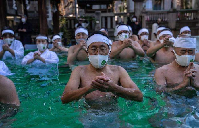 اليابان تستهل العام الجديد بطقوس تطهير بالمياه الجليدية