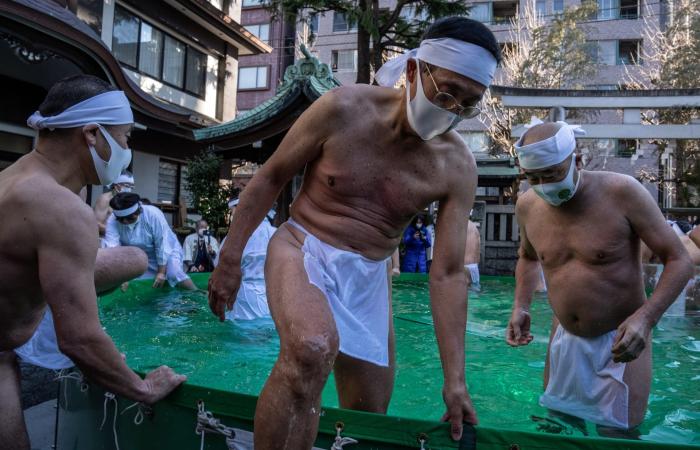 اليابان تستهل العام الجديد بطقوس تطهير بالمياه الجليدية