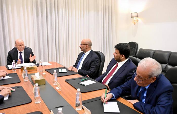 تعيين
      الزنداني
      رئيساً
      لمجلس
      الوزراء
      اليمني