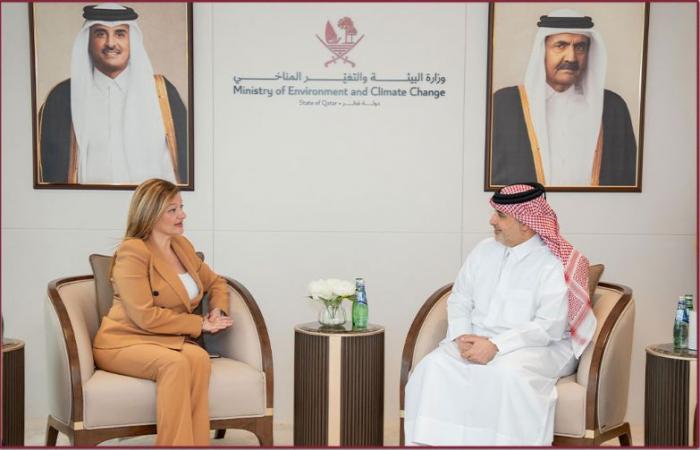 وزير البيئة والتغير المناخي يجتمع مع برلماني يوناني