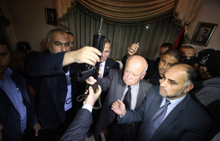 سامي
      نسمان...
      قصة
      ضابط
      عادته
      «حماس»
      وعاد
      ليدير
      أمن
      غزة