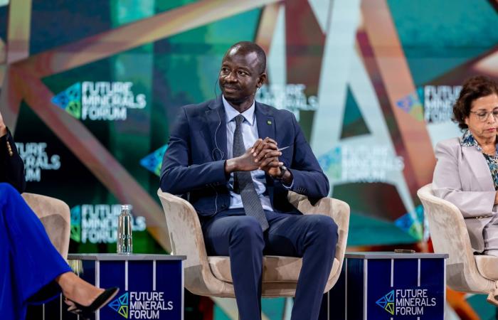 الاتحاد
      الأوروبي
      يخفض
      سقف
      سعر
      النفط
      الروسي
      إلى
      44.10
      دولار
      للبرميل