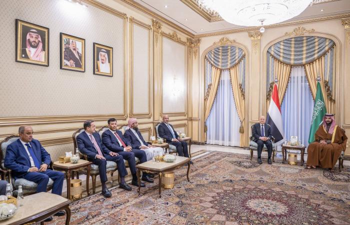 وزير
      الخارجية
      السعودي
      يجري
      اتصالاً
      هاتفياً
      بنظيره
      الإيراني