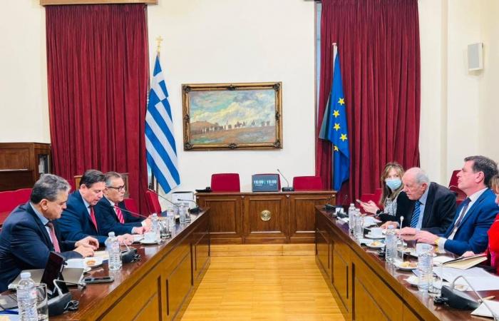 البرلمان
      الليبي
      يستعين
      باليونان
      لحلحلة
      ملف
      «الأرصدة
      المجمدة
      بالخارج»