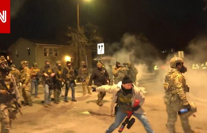 متابعة: طاقم CNN يتعرض لقنابل صوتية وغاز مسيل للدموع وسط احتجاجات ضد إدارة الهجرة والجمارك بمينيابوليس