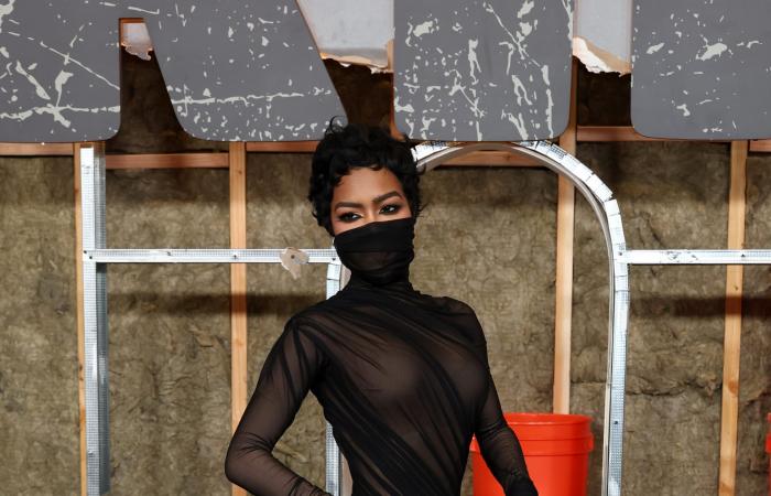 زهرة توليب سوداء.. تيانا تايلور تخطف الأنظار بتصميم "سعودي" في نيويورك