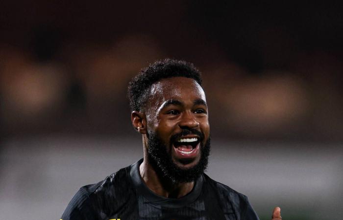 التشكيلة
      المثالية
      للجولة
      15:
      كينونيس
      «علامة
      كاملة»...
      نيفيز
      يعود...
      والشنقيطي
      يتألق