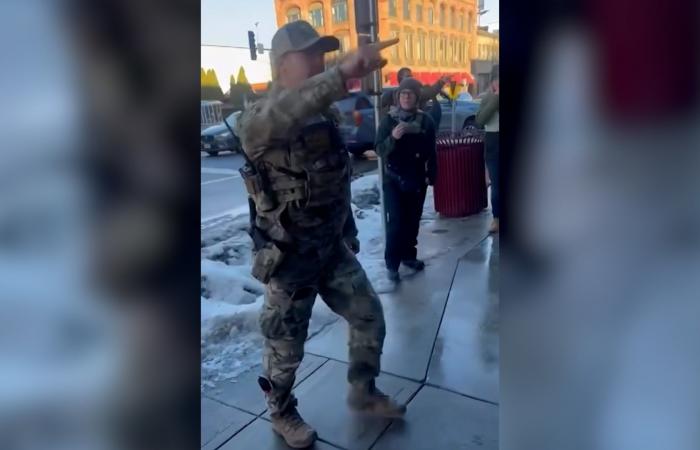 حشدٌ يمنع ضباطا فيدراليين من اقتحام مطعم بيتزا في مينيسوتا.. شاهد ما حدث