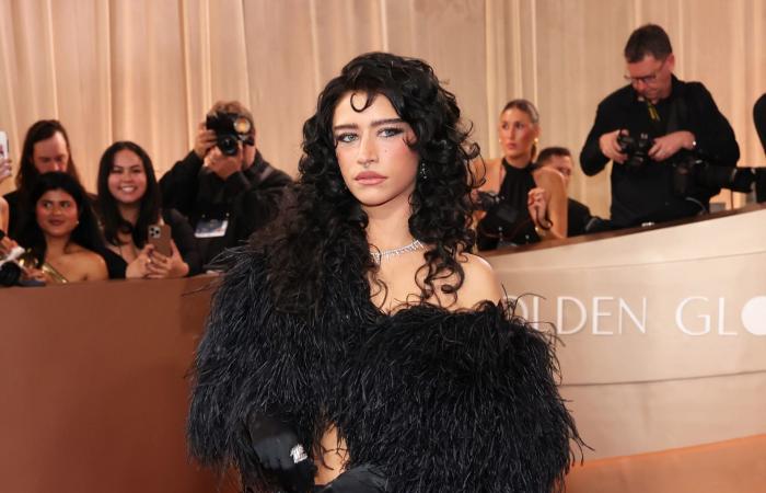 غموض وأناقة قاتمة.. فتيات "الغوث" يخرجن عن كلاسيكية سجادة "غولدن غلوب" الحمراء