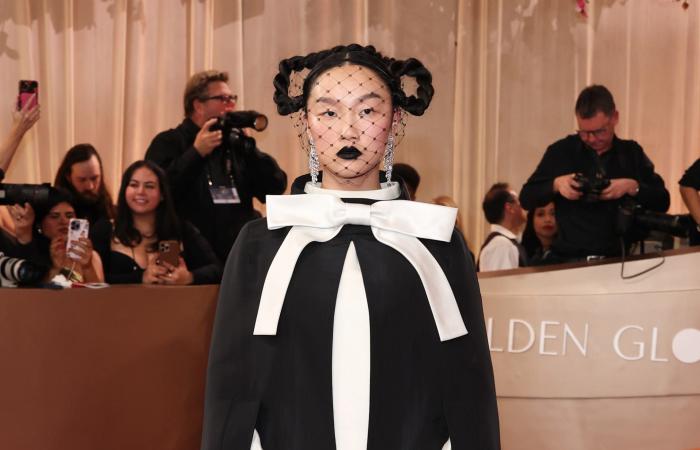 غموض وأناقة قاتمة.. فتيات "الغوث" يخرجن عن كلاسيكية سجادة "غولدن غلوب" الحمراء