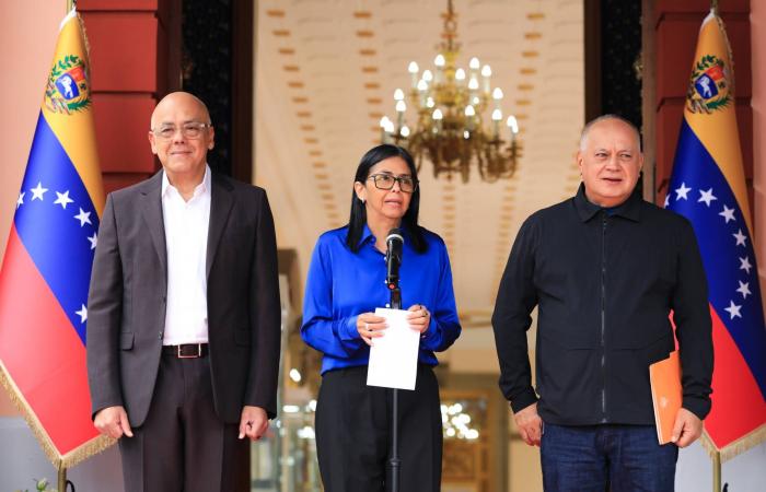 غواتيمالا:
      سجناء
      يحتجزون
      46
      رهينة في
      3
      سجون