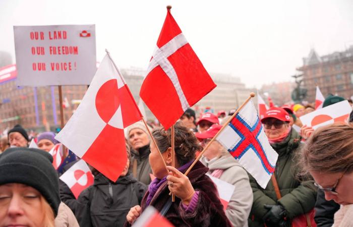 رفضاً
      لطموحات
      ترمب
      في
      غرينلاند...
      الآلاف
      يشاركون
      بمظاهرات
      في
      كوبنهاغن
      ونوك