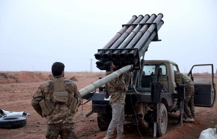 «قسد»
      تفجّر
      جسرين
      على
      نهر
      الفرات
      مع
      تقدم
      الجيش
      السوري
      في
      الرّقة