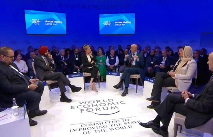 «الأهلي
      السعودي»
      يجمع
      مليار
      دولار
      من
      الأسواق
      الدولية
      لتعزيز
      رأسماله