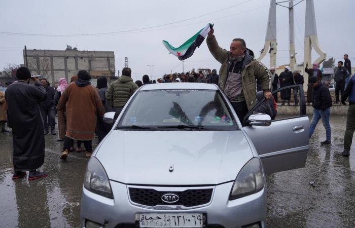 أنقرة
      تتابع
      العمليات
      في
      شمال
      شرقي
      سوريا
      وتدعو
      «قسد»
      إلى
      حل
      نفسها
      سريعاً