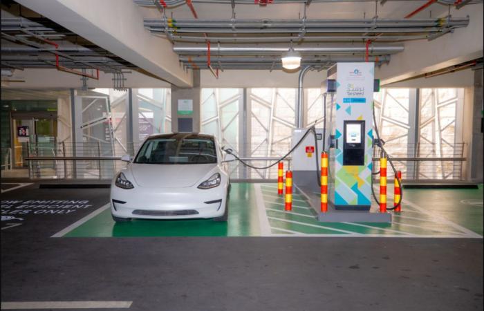 تشحن سيارتين في نفس الوقت.. تفاصيل أول محطة شحن بمطار حمد