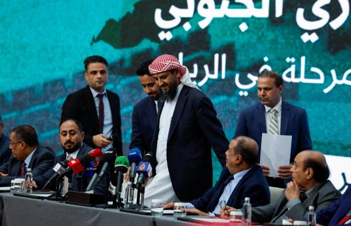 العليمي
      يشدد
      على
      احتكار
      الدولة
      السلاح
      في
      كامل
      مسرح
      العمليات