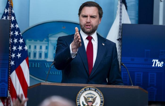 ترمب:
      على
      أوروبا
      التركيز
      على
      الحرب
      الروسية
      الأوكرانية
      وليس
      على
      غرينلاند