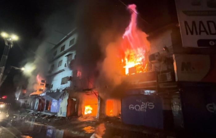 قتلى ومفقودون بالعشرات في حريق هائل بمركز تجاري جنوب باكستان