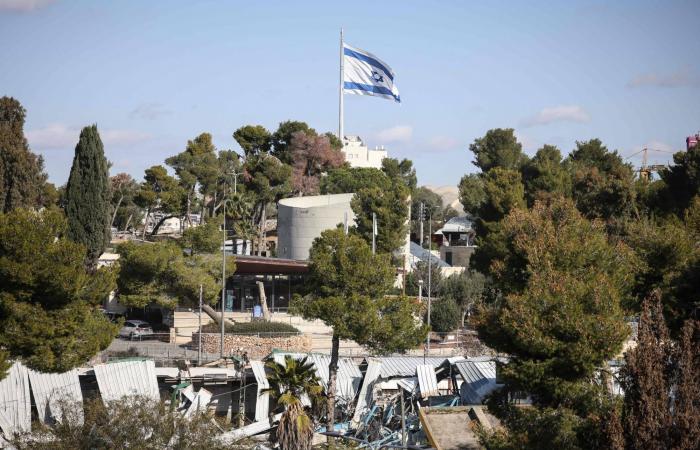 إسرائيل
      باشرت
      هدم
      منشآت
      داخل
      مقر
      الأونروا
      بالقدس
      الشرقية