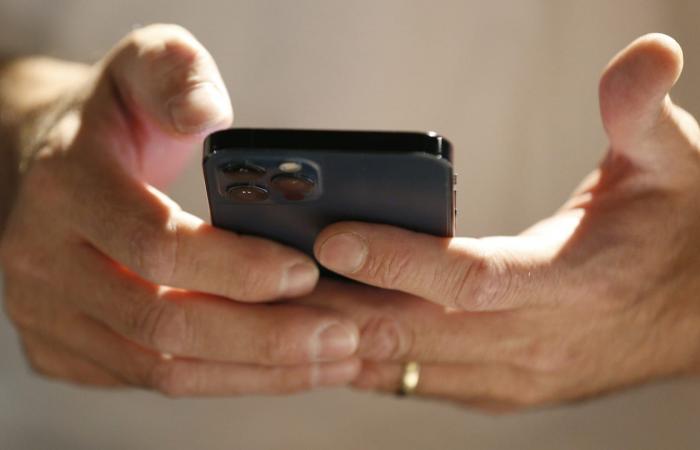 مصر تنهي الإعفاء الجمركي لهواتف المسافرين القادمين من الخارج.. ما القصة؟