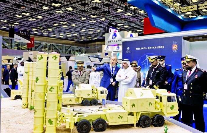 وزير الدولة للدفاع يتفقد معرض الدفاع البحري