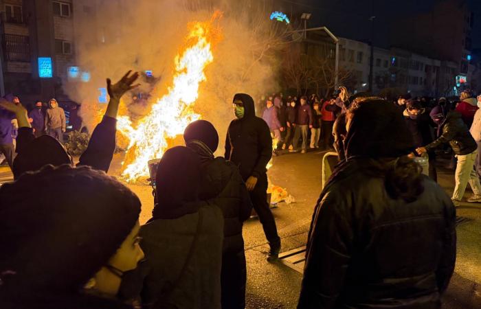 تلويح
      إيراني
      بـ«إعلان
      الجهاد»
      إذا
      استُهدف
      المرشد