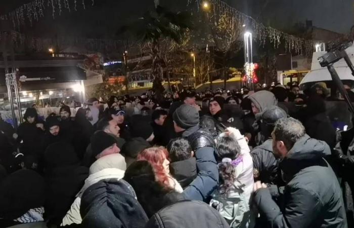 فيدان
      بحث
      مع
      برّاك
      التطورات
      في
      سوريا
      بعد
      دعوة
      «قسد»
      للنفير
      العام