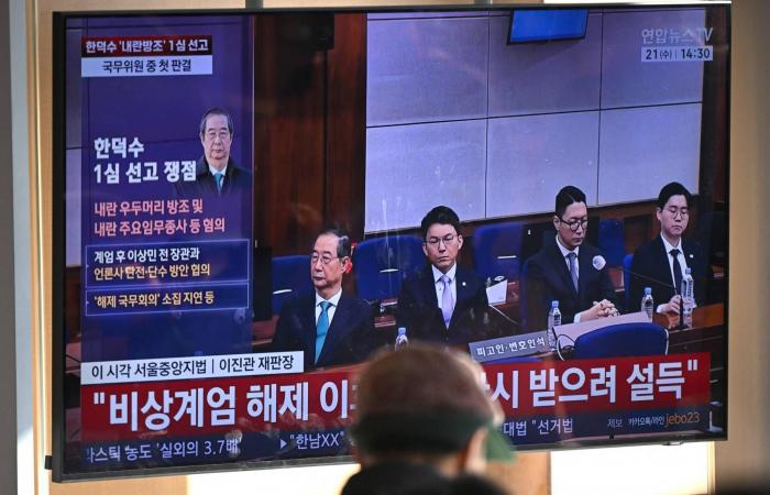 على
      خلفية
      فرض
      الأحكام
      العرفية...
      السجن
      23
      عاماً
      لرئيس
      الوزراء
      الكوري
      الجنوبي
      السابق